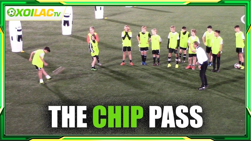 Kỹ thuật Free Kick Chip Pass là gì?